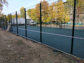 Забор на спортивную площадку 40 метров фото в Зеленоградском