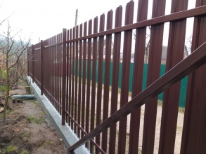 Забор из евроштакетника на ленточном фундаменте 30 метров фото стоимость под ключ