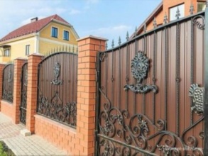 Кирпичный забор с ковкой  150 метров фото в Зеленоградском
