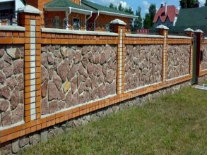 Кирпичный забор с камнем 12 метров фото в Зеленоградском