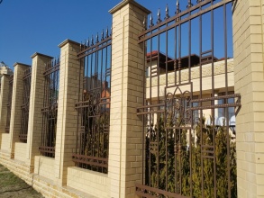 Кирпичный забор с ковкой  10 метров фото в Зеленоградском