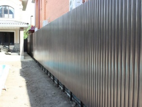 Забор из евроштакетника на ленточном фундаменте 57 метров фото в Зеленоградском